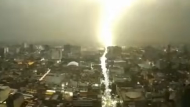 Así fue el impacto del relámpago en el centro histórico de la Ciudad de México