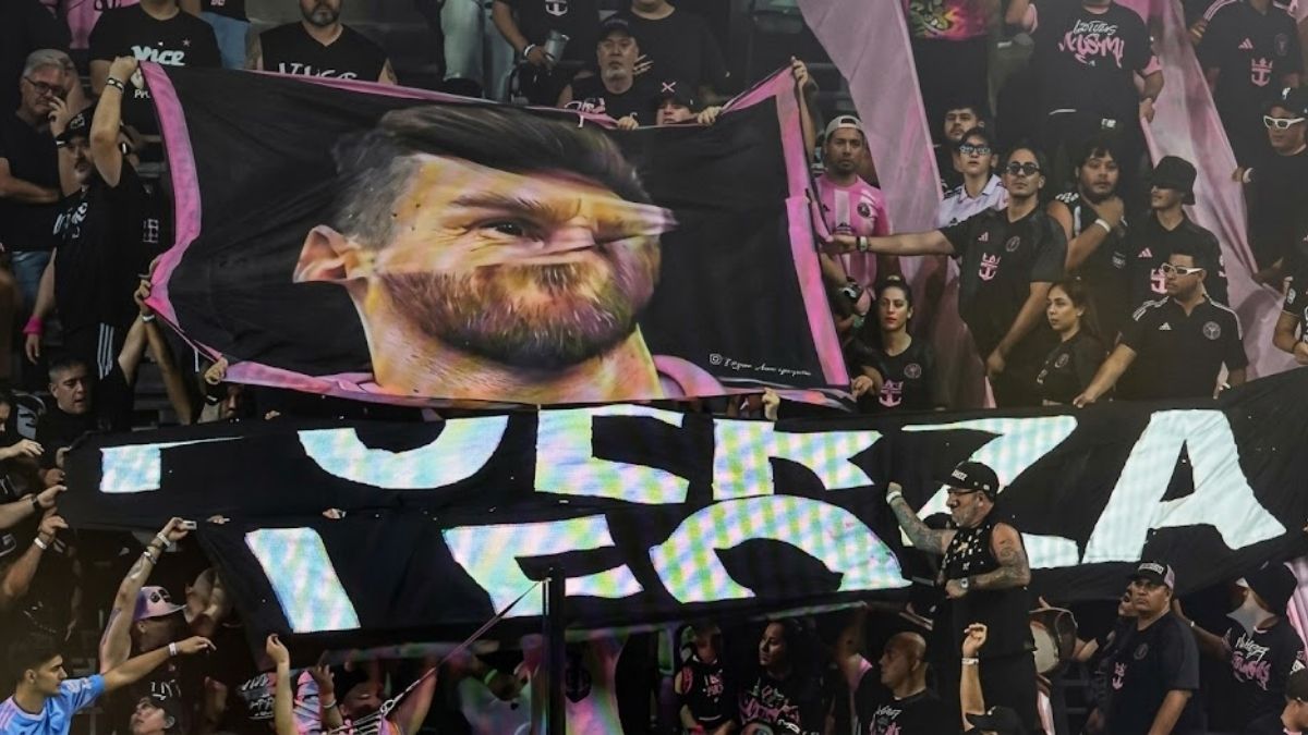 Al minuto 10, la afición desplegó una manta en apoyo al argentino.