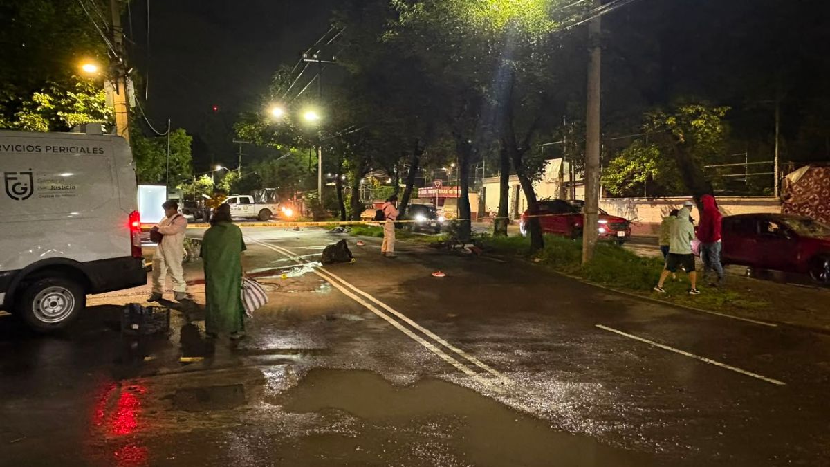 Una pareja murió tras derrapar su motocicleta en calles de la alcaldía Xochimilco; el pavimento estaba mojado tras lluvias. | Enrique Luna