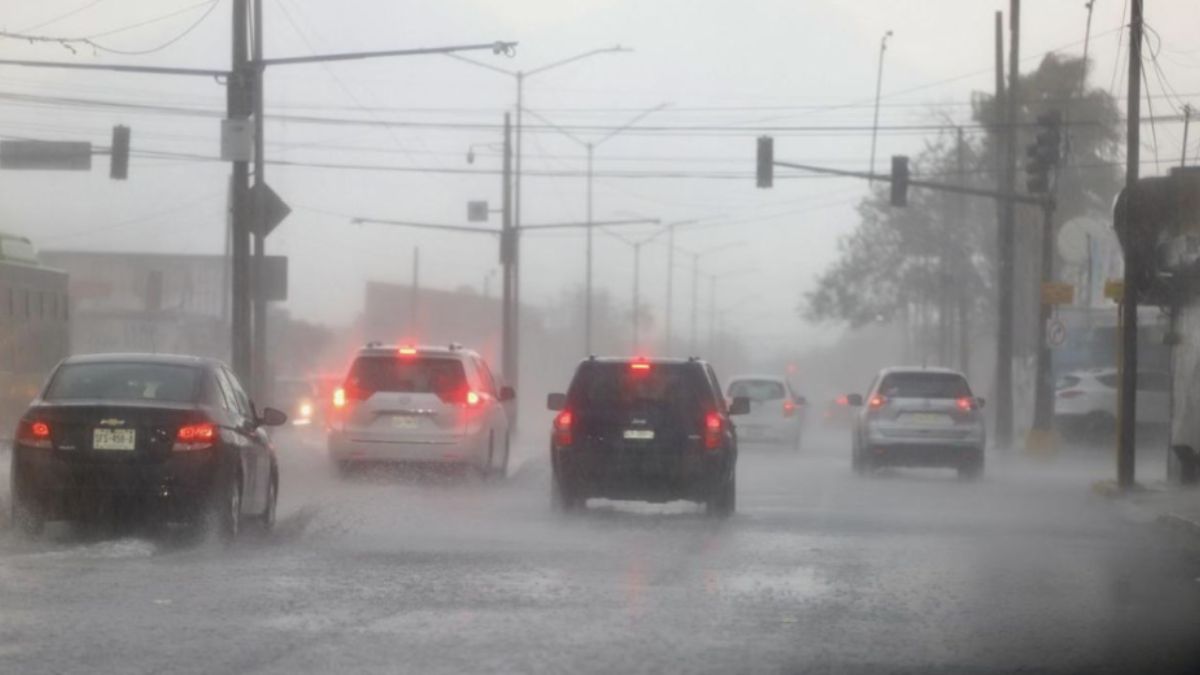 El sistema de tormentas se desplaza sobre el Área Metropolitana, por lo que se prevén lluvias puntuales de moderadas a fuertes.