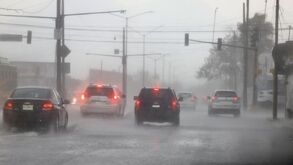 El sistema de tormentas se desplaza sobre el Área Metropolitana, por lo que se prevén lluvias puntuales de moderadas a fuertes.