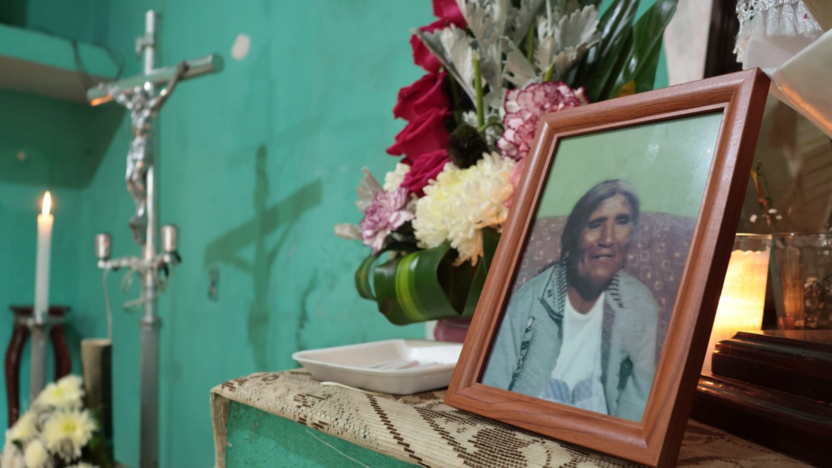 La vivienda de doña Dominga fue adornada con flores y veladoras en su memoria | Ulises Raziel Juárez Guarneros