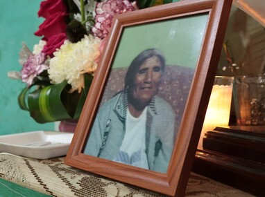 La vivienda de doña Dominga fue adornada con flores y veladoras en su memoria | Ulises Raziel Juárez Guarneros