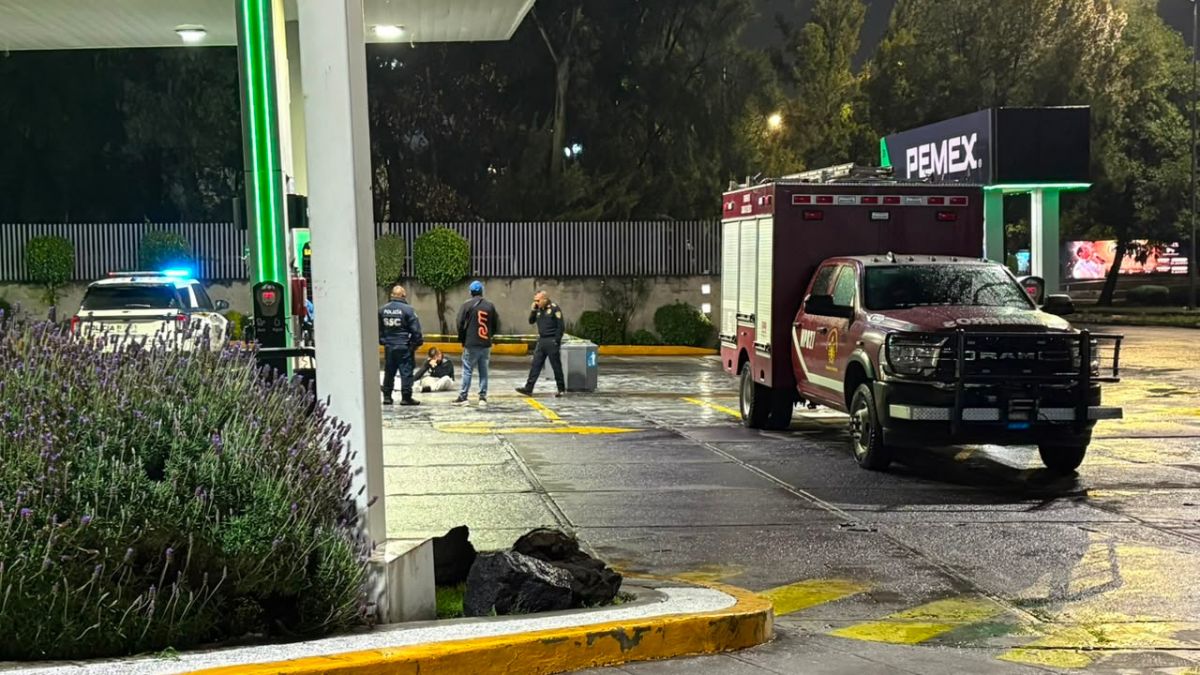 Un adulto mayor murió tras ser atropellado por una unidad de bomberos en una gasolinera sobre la México-Cuernavaca. | Enrique Luna