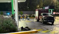 Un adulto mayor murió tras ser atropellado por una unidad de bomberos en una gasolinera sobre la México-Cuernavaca. | Enrique Luna