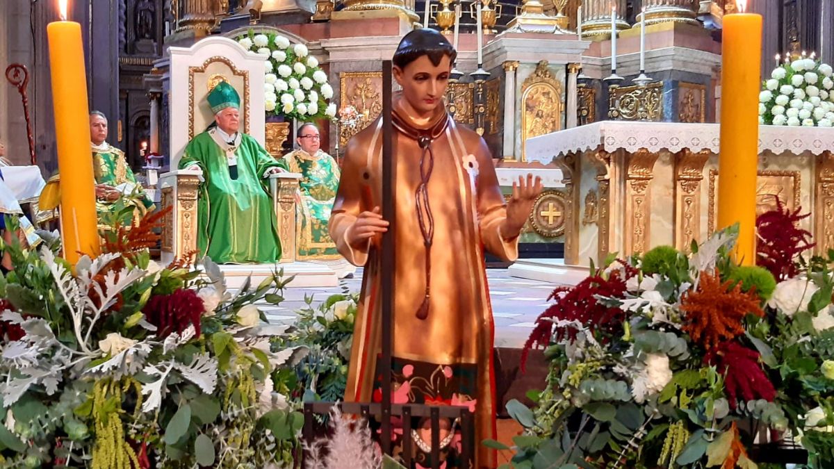 El arzobispo de Puebla, Víctor Sánchez Espinosa, durante la misa dominical en la Catedral / Elvia García