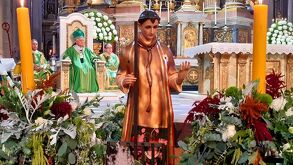 El arzobispo de Puebla, Víctor Sánchez Espinosa, durante la misa dominical en la Catedral / Elvia García