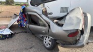 El automóvil quedó completamente destruido en su parte frontal, dejando atrapados a sus ocupantes. | Cortesía