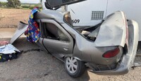 El automóvil quedó completamente destruido en su parte frontal, dejando atrapados a sus ocupantes. | Cortesía