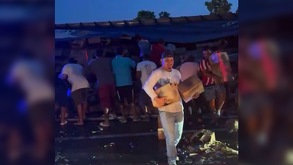 Un camión de cervezas volcó en Cruz Grande, Guerrero; habitantes hicieron rapiña. | Flor Miranda Mayo