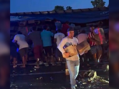 Un camión de cervezas volcó en Cruz Grande, Guerrero; habitantes hicieron rapiña. | Flor Miranda Mayo