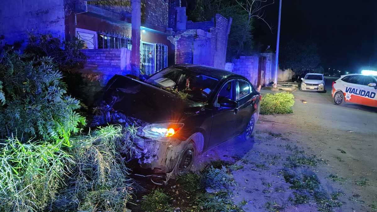 El coche terminó impactando contra un árbol y una vivienda, alertando a los residentes locales por el fuerte estruendo del choque.