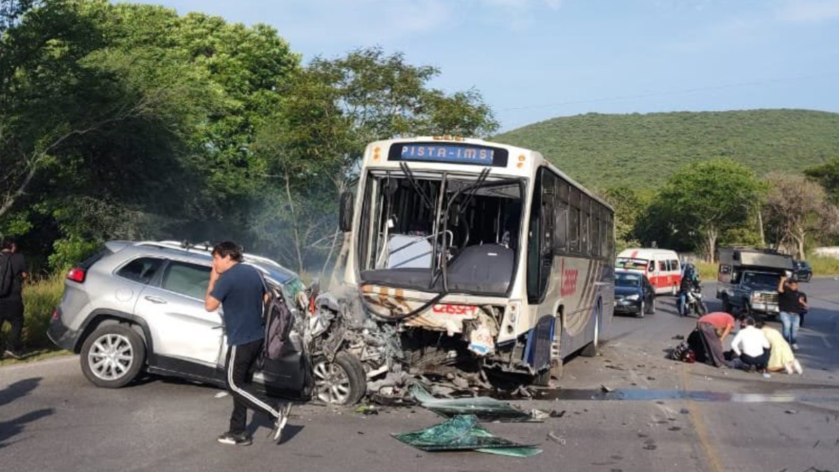 Cuerpos de emergencia arribaron al choque en Xoxocotla, Morelos | Cortesía