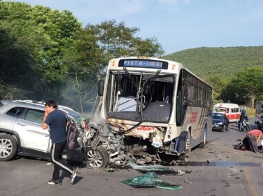 Cuerpos de emergencia arribaron al choque en Xoxocotla, Morelos | Cortesía