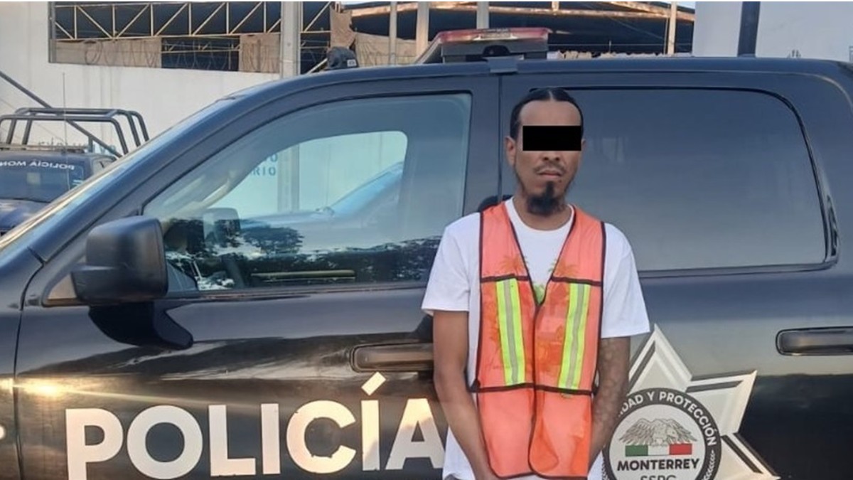 Elementos policiales interceptaron al sospechoso en el cruce vial del primer cuadro de la ciudad.