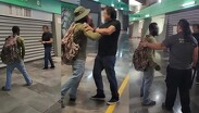 El hombre habría observado al haitiano de arriba a abajo, para después lanzarle comentarios racistas.