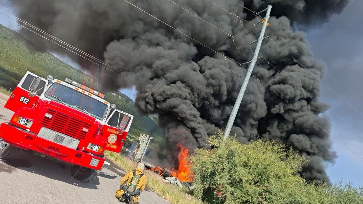 El incendio del tráiler generó una densa columna de humo negro que se elevó a gran altura. | Redes sociales.