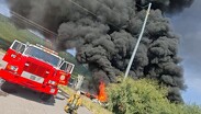 El incendio del tráiler generó una densa columna de humo negro que se elevó a gran altura. | Redes sociales.
