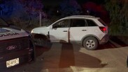 Los ocupantes de la camioneta blanca impactaron la motocicleta de Alejandro, provocando su caída. | Liberto Ureña.