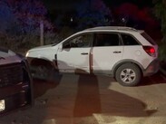 Los ocupantes de la camioneta blanca impactaron la motocicleta de Alejandro, provocando su caída. | Liberto Ureña.