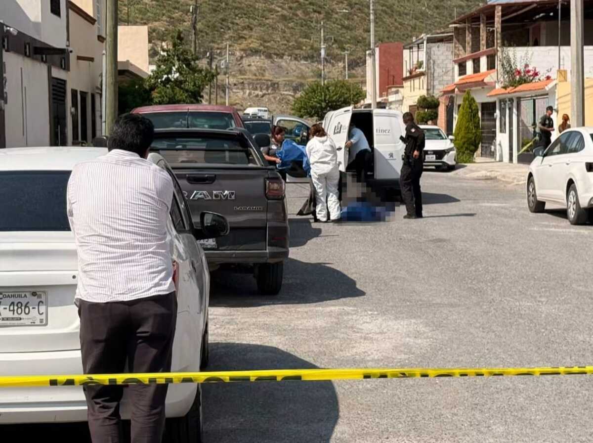 Paramédicos acudieron para valorar a la mujer.