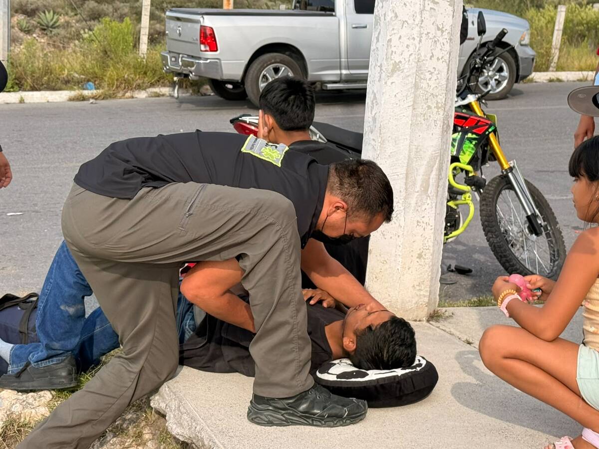 Paramédicos atendieron a los jóvenes tras el percance vial.