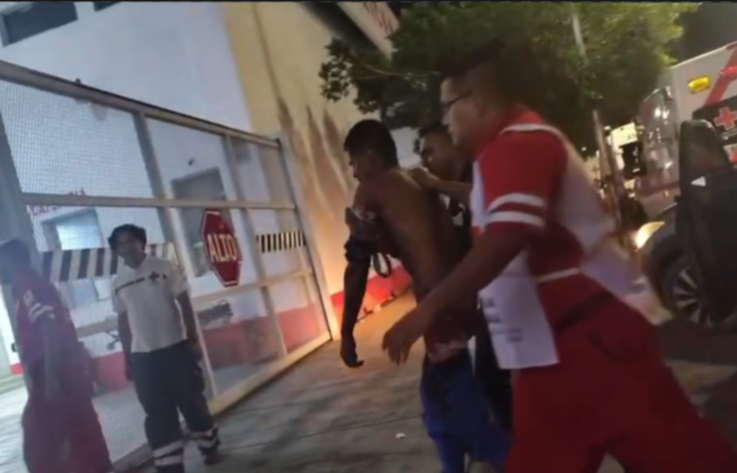 Sus parientes utilizaron un vehículo privado para transportarlo, aplicando torniquetes improvisados para intentar estabilizarlo.