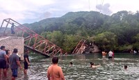 Testigos señalaron que el puente se partió en dos causando que varias personas cayeran al agua | Arnoldo Delgadillo