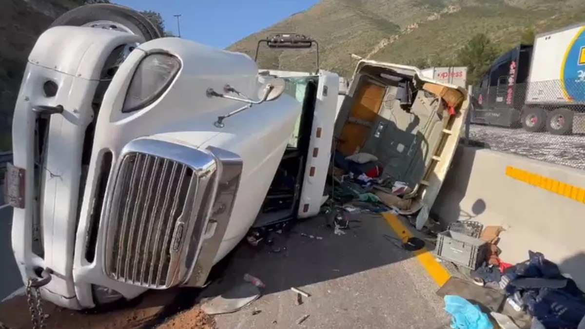 Tras la volcadura, la caja del tráiler se abrió y la carga de paquetería que transportaba quedó regada sobre la carpeta asfáltica.