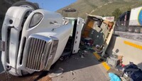 Tras la volcadura, la caja del tráiler se abrió y la carga de paquetería que transportaba quedó regada sobre la carpeta asfáltica.