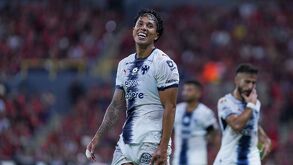 El zaguero abandonó el terreno de juego al minuto 7 tras recibir un impacto en la rodilla izquierda durante el duelo ante Inter Miami.
