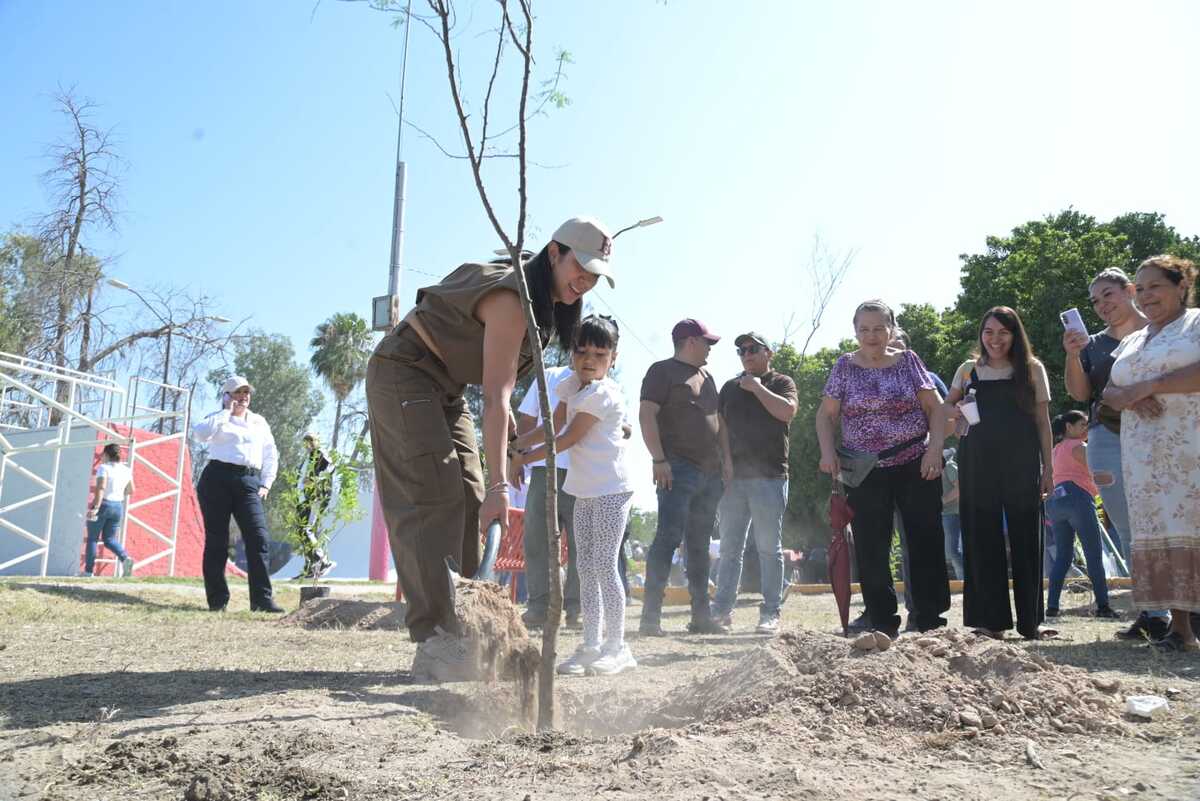 Acompañada de una pequeña niña, Betzabé Martínez plantó el primer árbol y dio el arranque formal a los trabajos de reforestación.