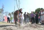 Acompañada de una pequeña niña, Betzabé Martínez plantó el primer árbol y dio el arranque formal a los trabajos de reforestación.