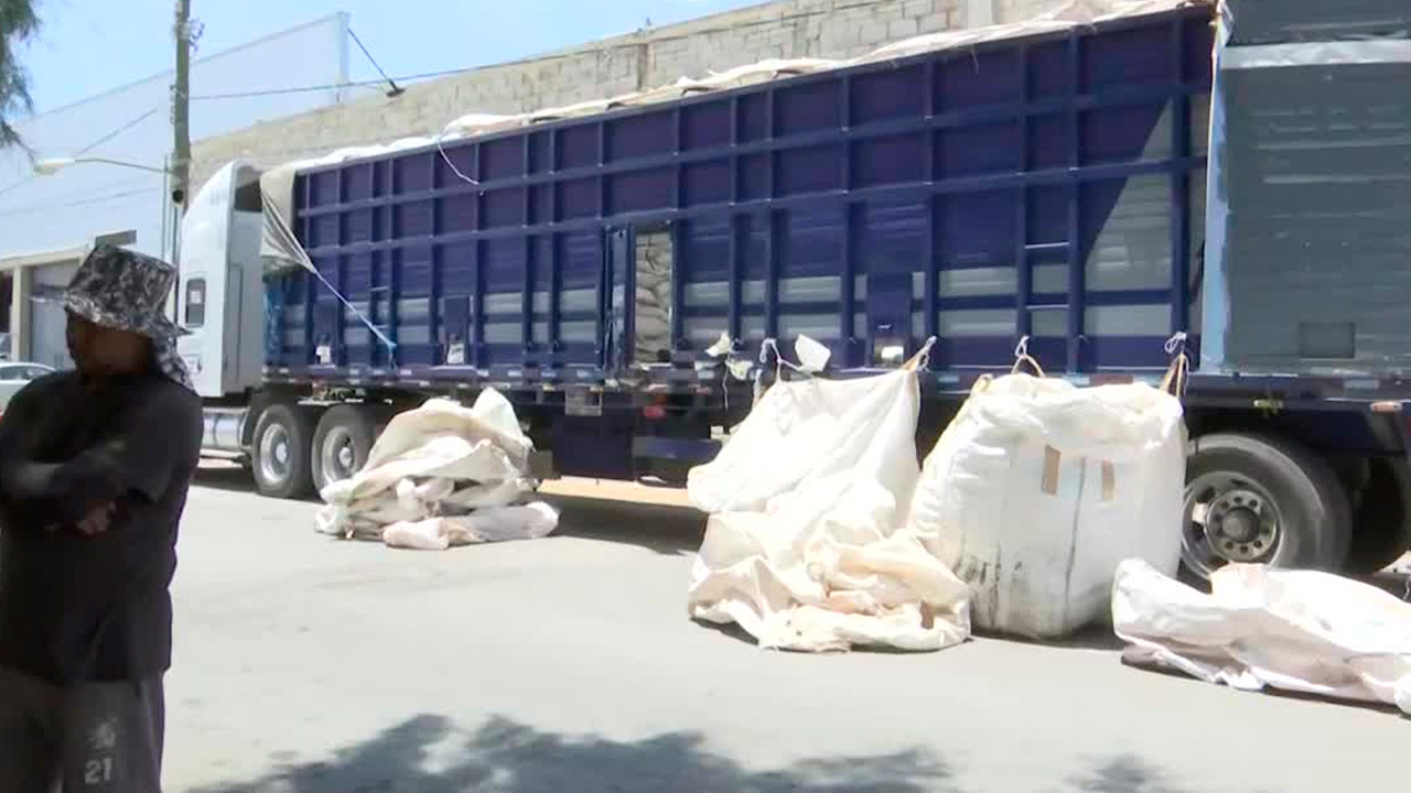 Adulto mayor muere mientras trabajaba descargando un tráiler en Torreón