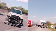Cámara de tráiler capta el momento en que camioneta con tarimas causa choque múltiple en Escobedo. | Especial