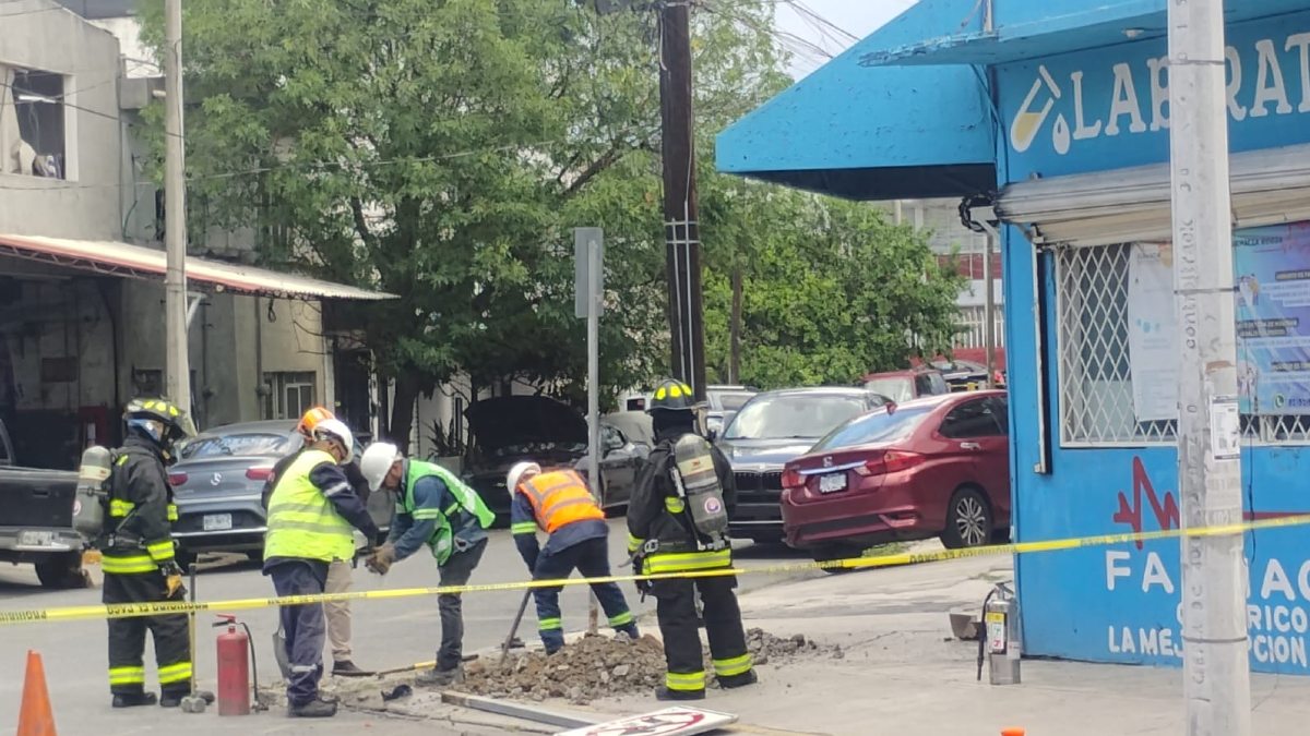 Elementos de rescate llegaron brindando atenciones la zona afectada tras la fuga de gas. | Sandra González