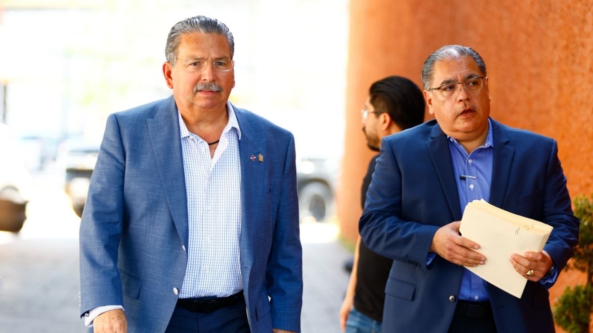 Escobedo vuelve a Tesorería: entrega comprobantes y exige reunión por adeudos