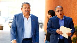 Escobedo vuelve a Tesorería: entrega comprobantes y exige reunión por adeudos