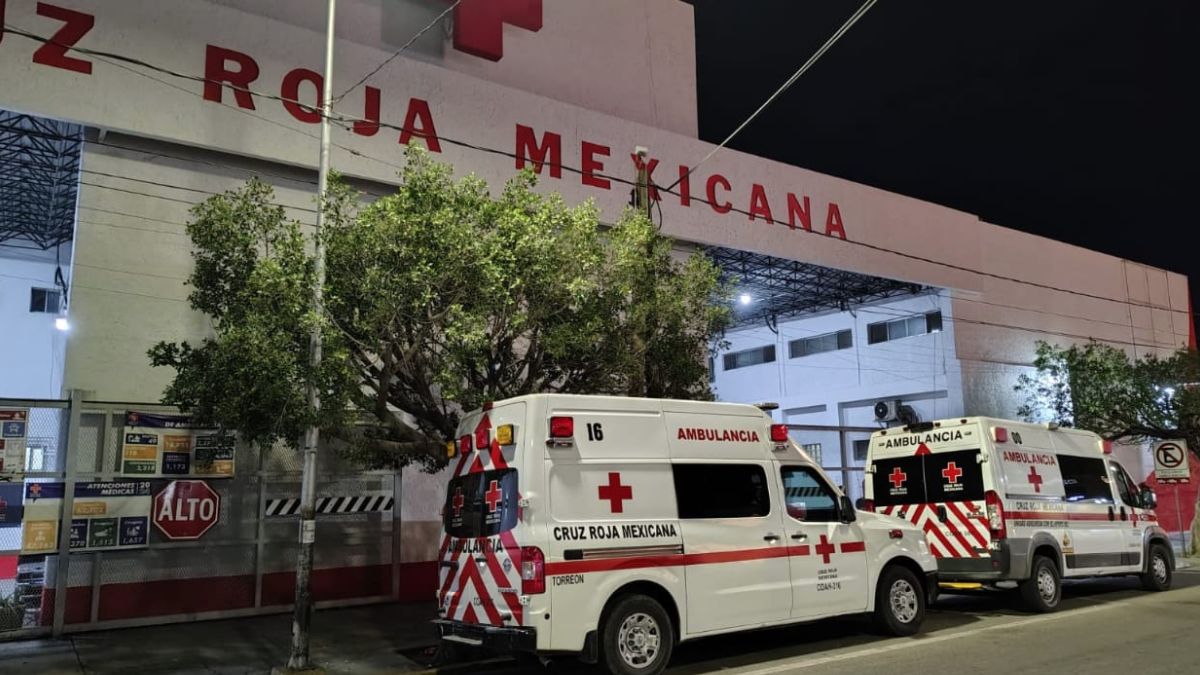 Tras el fuerte impacto, el adulto mayor cayó estrepitosamente sobre la carpeta asfáltica, golpeándose severamente la cabeza.