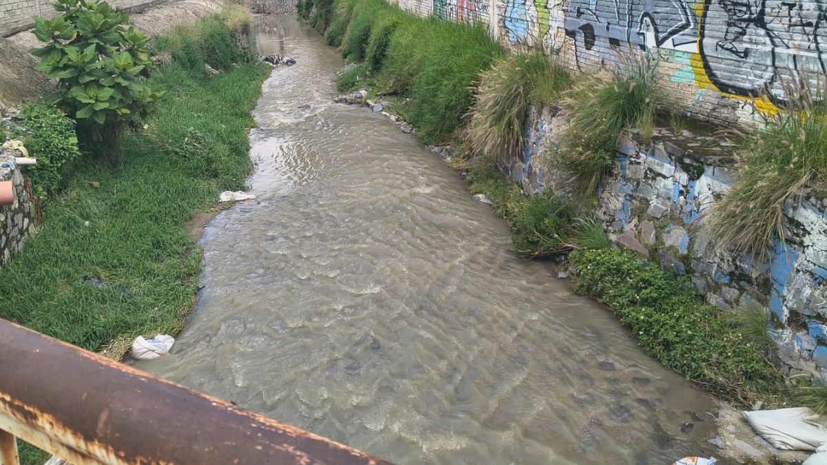 Fuga constante de aguas negras sobre la avenida Mateo del Regil, al cruce con San Marcelo, en la colonia Santa Ana Tepetitlán, Zapopan