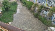 Fuga constante de aguas negras sobre la avenida Mateo del Regil, al cruce con San Marcelo, en la colonia Santa Ana Tepetitlán, Zapopan