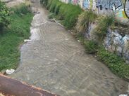 Fuga constante de aguas negras sobre la avenida Mateo del Regil, al cruce con San Marcelo, en la colonia Santa Ana Tepetitlán, Zapopan