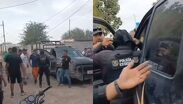 Los hechos, difundidos a través de videos en la página de Facebook Taxis Rojos de Matamoros, muestran a una turba rodeando la patrulla