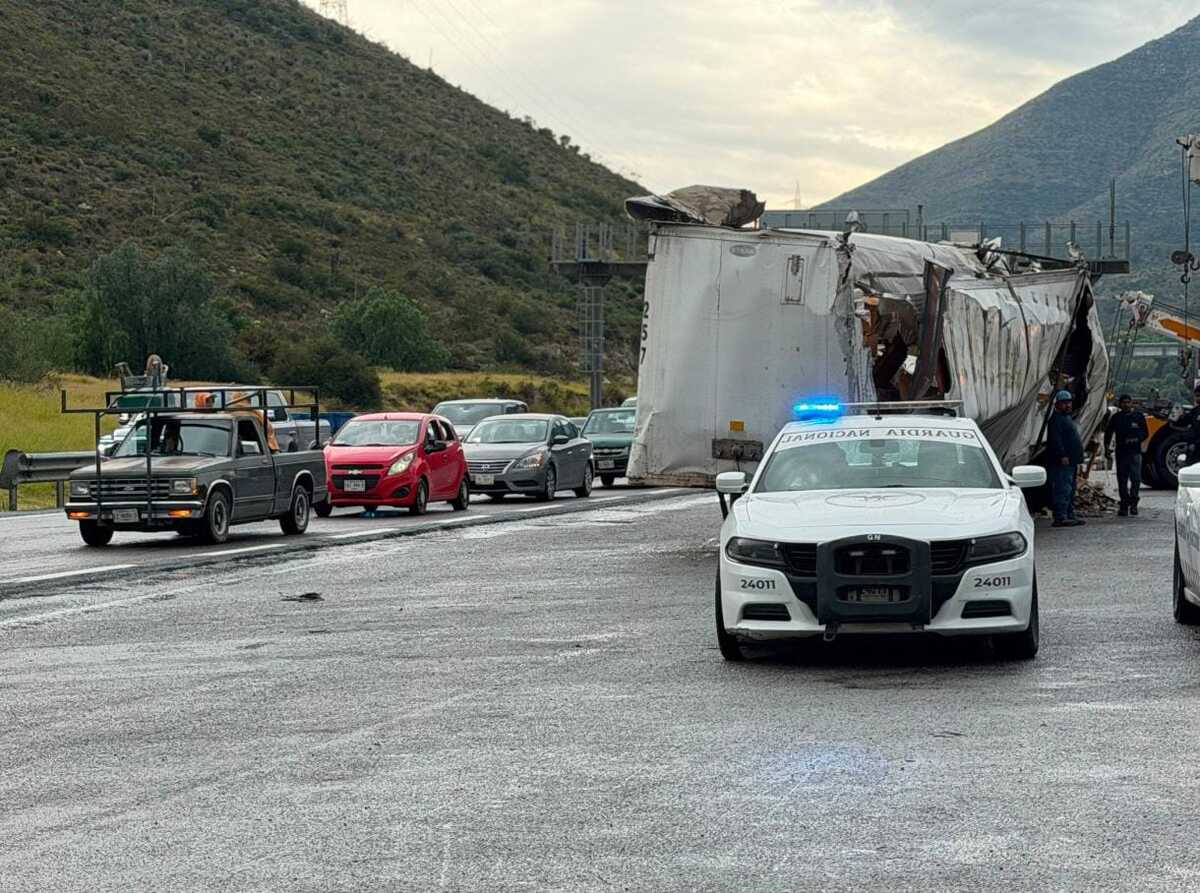 La unidad quedó volcada junto a los muros de contención.