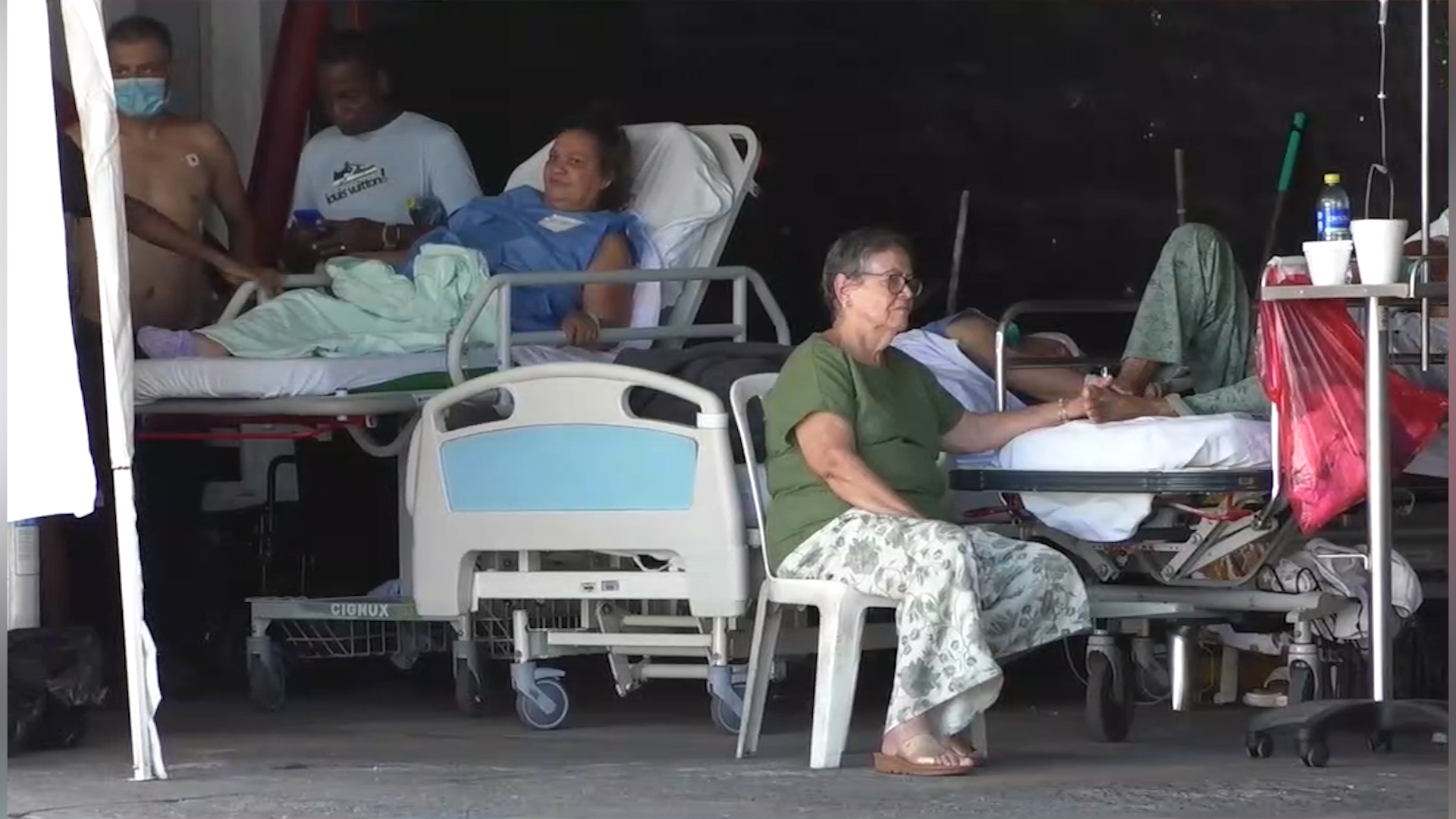 Medicina al aire libre: terremoto obliga a los hospitales de Cali a trasladar a sus pacientes