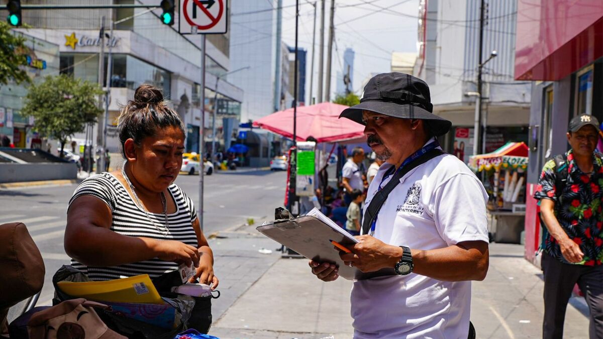 Monterrey intensifica revisiones al comercio ambulante en calles del Centro.