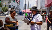 Monterrey intensifica revisiones al comercio ambulante en calles del Centro.