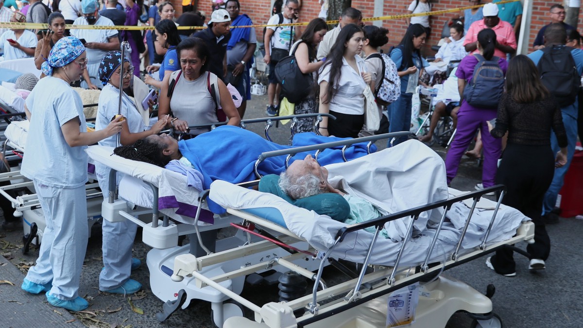 Los pacientes son evacuados de un hospital tras el terremoto que azotó Cali, Colombia.