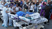 Los pacientes son evacuados de un hospital tras el terremoto que azotó Cali, Colombia.