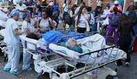 Los pacientes son evacuados de un hospital tras el terremoto que azotó Cali, Colombia.